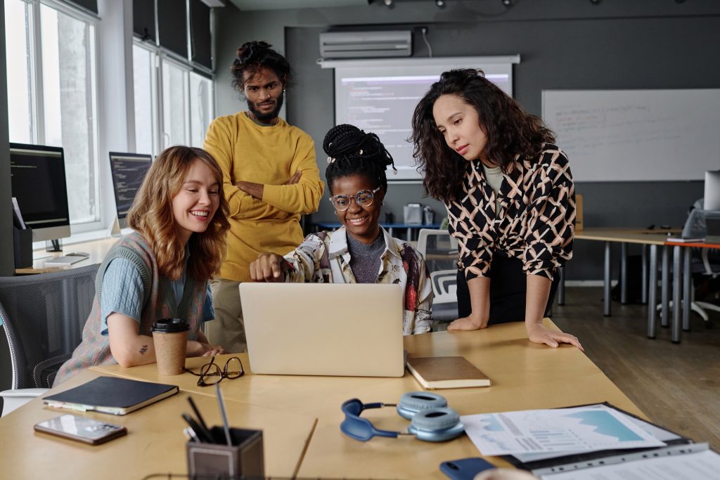 equipo de trabajo usando IA